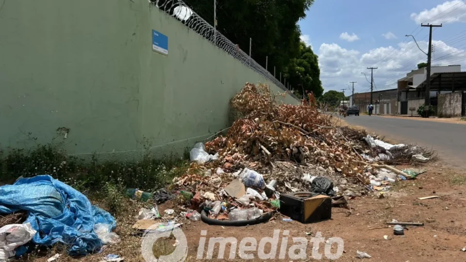 VEJA IMAGENS: Lixo se acumula ao lado de escola municipal e moradores pedem por atenção