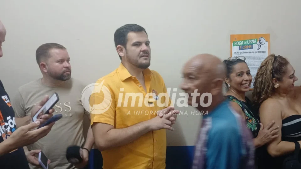 Prefeito Renato Júnior vota em Manaus e pede que eleitores escolham governantes pela própria consciência