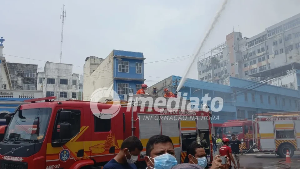 VEJA VÍDEO: Incêndio de grandes proporções destrói restaurante e atinge dezenas de lojas no Centro de Manaus