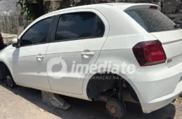 VEJA IMAGENS: Criminosos furtam os quatro pneus de carro durante a madrugada em Manaus