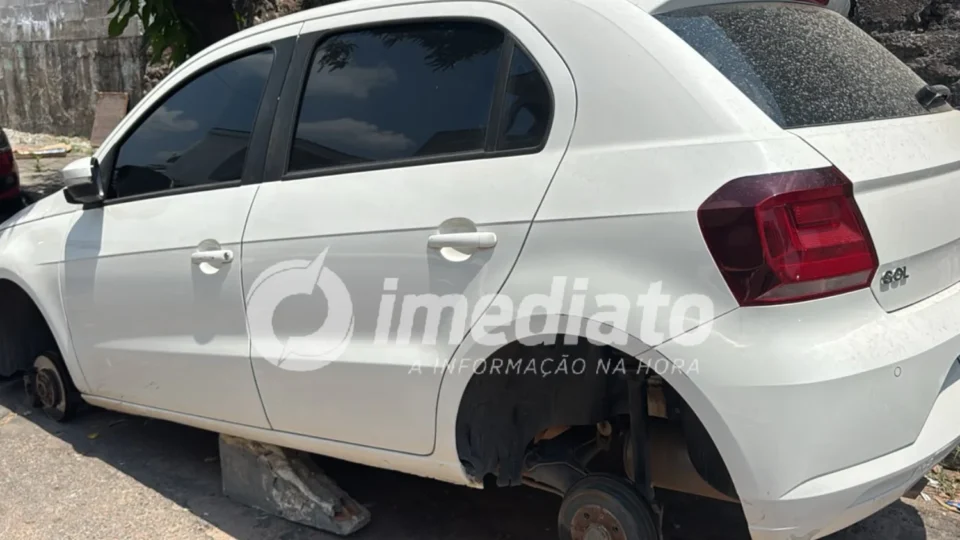 VEJA IMAGENS: Criminosos furtam os quatro pneus de carro durante a madrugada em Manaus