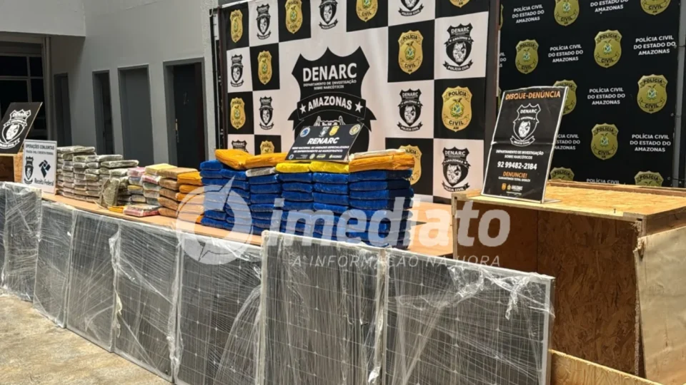 Droga avaliada em R$ 3 milhões é encontrada escondida em carga de placas solares em Manaus