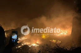VEJA IMAGENS: Chamas tomam lixão clandestino e ameaçam fábricas no Distrito Industrial
