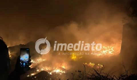 VEJA IMAGENS: Chamas tomam lixão clandestino e ameaçam fábricas no Distrito Industrial