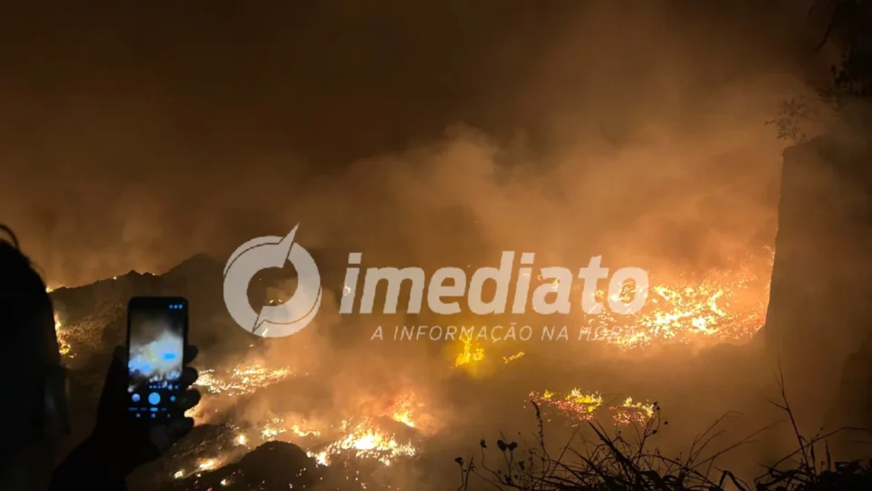 VEJA IMAGENS: Chamas tomam lixão clandestino e ameaçam fábricas no Distrito Industrial