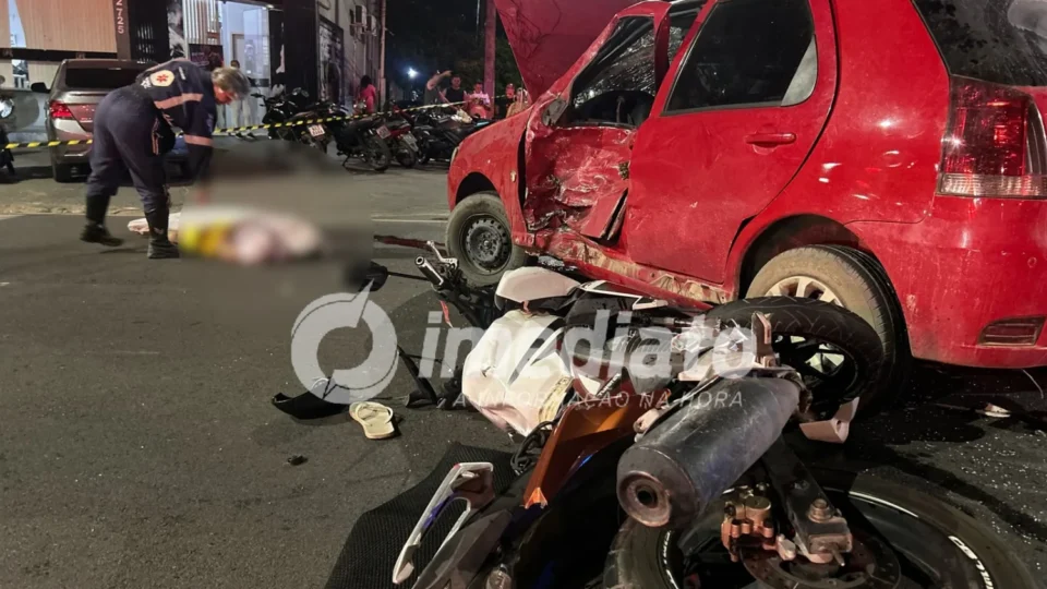 TRAGÉDIA NO TRÂNSITO: motociclista de 25 anos morre após colisão com carro