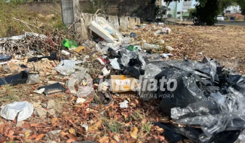 CENÁRIO DE HORROR: Lixeira viciada vira depósito de móveis e ameaça a saúde de moradores