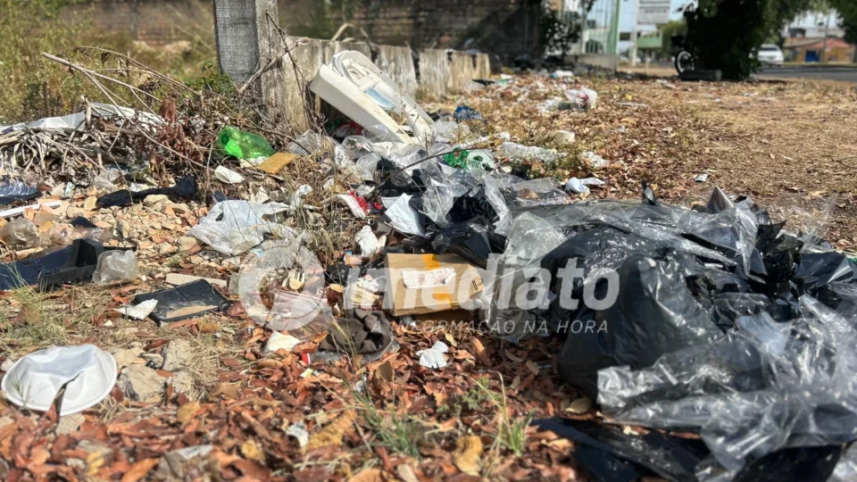 CENÁRIO DE HORROR: Lixeira viciada vira depósito de móveis e ameaça a saúde de moradores