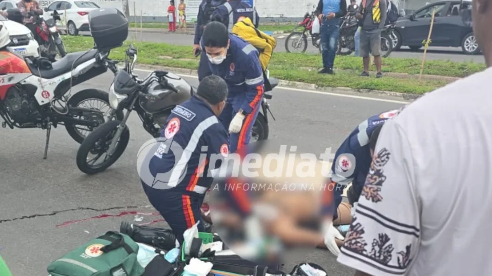 VEJA IMAGENS: Motociclista morre após ser esmagado por caminhão na avenida Torquato Tapajós