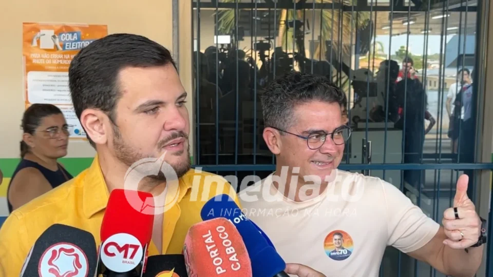 Prefeito Renato Júnior vota em Manaus e pede que eleitores escolham governantes pela própria consciência