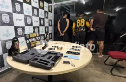 A CASA CAIU: Trio é preso com pistola furtada e munições após golpe do chapolim