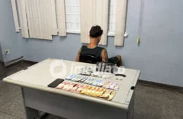 TENTOU ESCONDER O BAGULHO: Homem é preso com cocaína, oxi, maconha e R$ 300 no Novo Aleixo