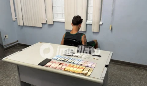 TENTOU ESCONDER O BAGULHO: Homem é preso com cocaína, oxi, maconha e R$ 300 no Novo Aleixo