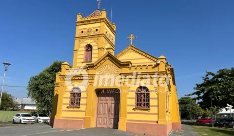 PÂNICO NA IGREJA MATRIZ: homem agride jovem e tenta arrombar sacristia com mulheres e crianças escondidas