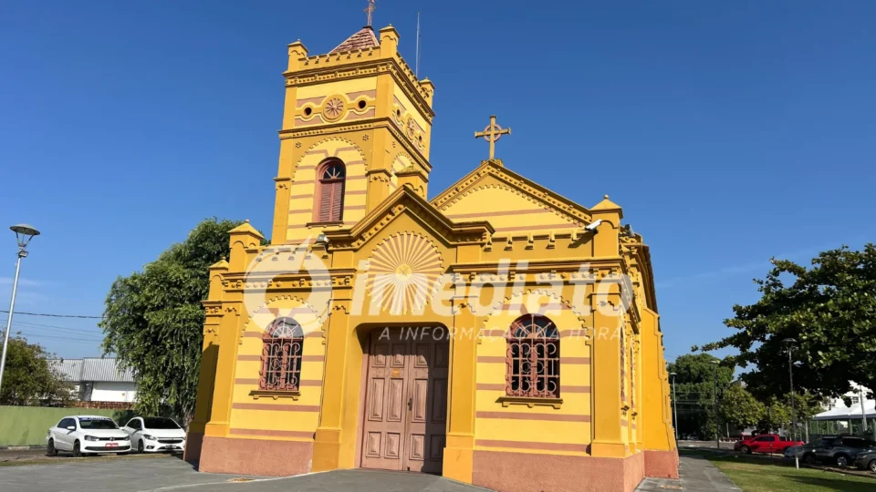 PÂNICO NA IGREJA MATRIZ: homem agride jovem e tenta arrombar sacristia com mulheres e crianças escondidas