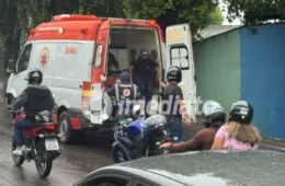 GRITOS DE DOR: Passageira fica ferida após moto derrapar na chuva e provocar grave acidente