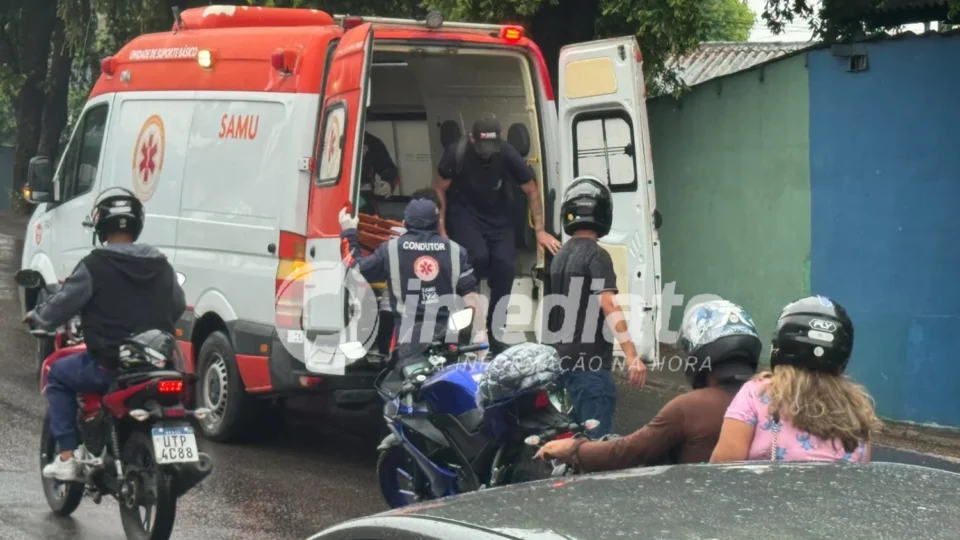 GRITOS DE DOR: Passageira fica ferida após moto derrapar na chuva e provocar grave acidente