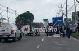 VEJA VÍDEO: Motociclista morre esmagado por caminhão-baú da Bemol na avenida Torquato Tapajós