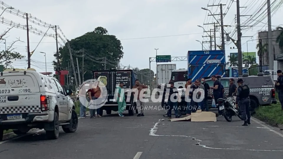 VEJA VÍDEO: Motociclista morre esmagado por caminhão-baú da Bemol na avenida Torquato Tapajós