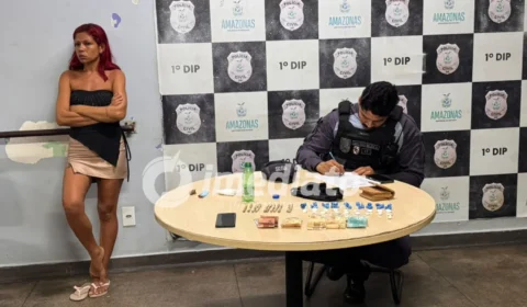 “TAVA TRABALHANDO”: Mulher é presa com pochete recheada de drogas e dinheiro em “bocada”