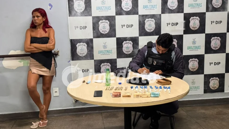 “TAVA TRABALHANDO”: Mulher é presa com pochete recheada de drogas e dinheiro em “bocada”