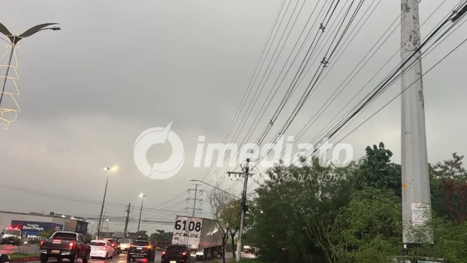 MANAUS DEBAIXO D’ÁGUA: Forte chuva atinge a cidade e deixa motoristas em alerta após três acidentes