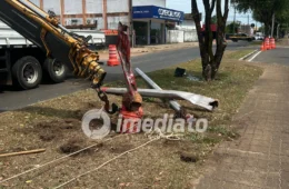 Colisão de forte impacto atinge poste de iluminação e deixa prejuízos