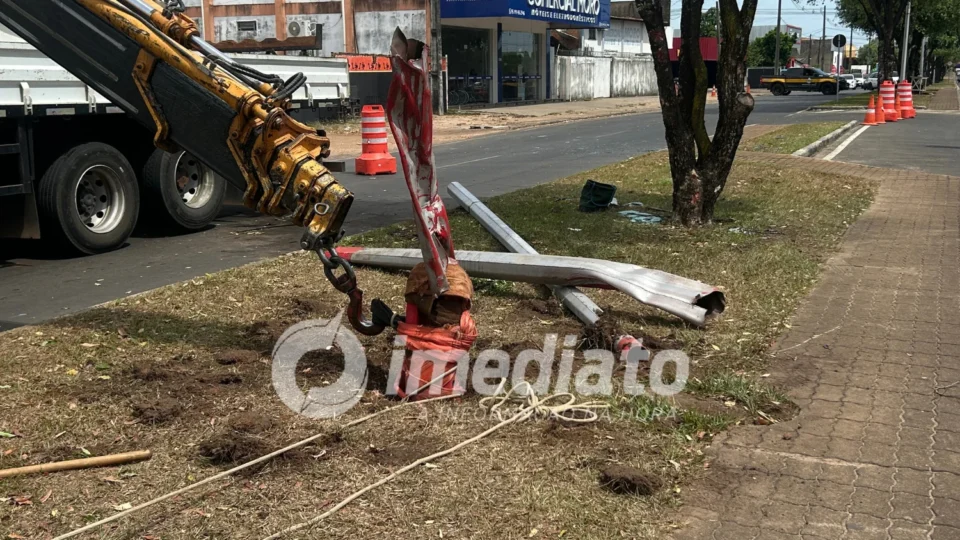 Colisão de forte impacto atinge poste de iluminação e deixa prejuízos