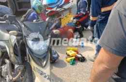 VEJA IMAGENS: Jovem fica gravemente ferida e tem cabelo arrancado após colisão de moto com carreta em Manaus