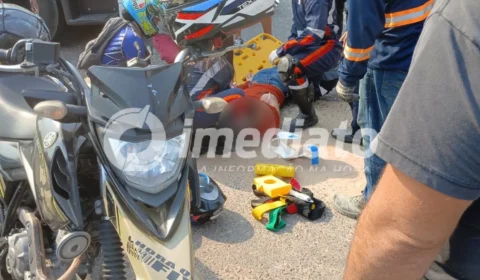 VEJA IMAGENS: Jovem fica gravemente ferida e tem cabelo arrancado após colisão de moto com carreta em Manaus