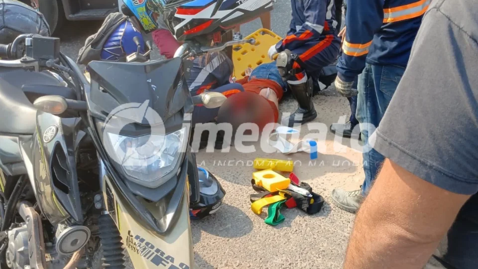 VEJA IMAGENS: Jovem fica gravemente ferida e tem cabelo arrancado após colisão de moto com carreta em Manaus