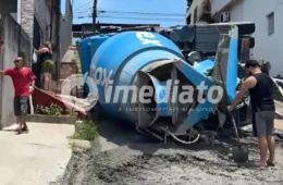 VEJA IMAGENS: Caminhão betoneira perde força em ladeira, tomba e quase atinge casa em Manaus