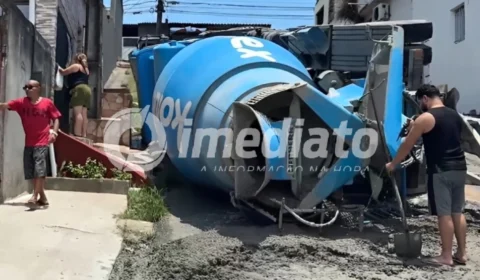 Caminhão perde força em ladeira e quase atinge casa; VEJA IMAGENS