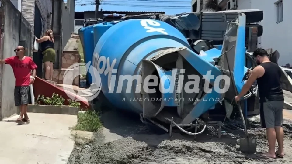 VEJA IMAGENS: Caminhão betoneira perde força em ladeira, tomba e quase atinge casa em Manaus