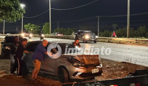 SUSTO NO TRÂNSITO: colisão no cruzamento da Avenida Brasil deixa veículos danificados