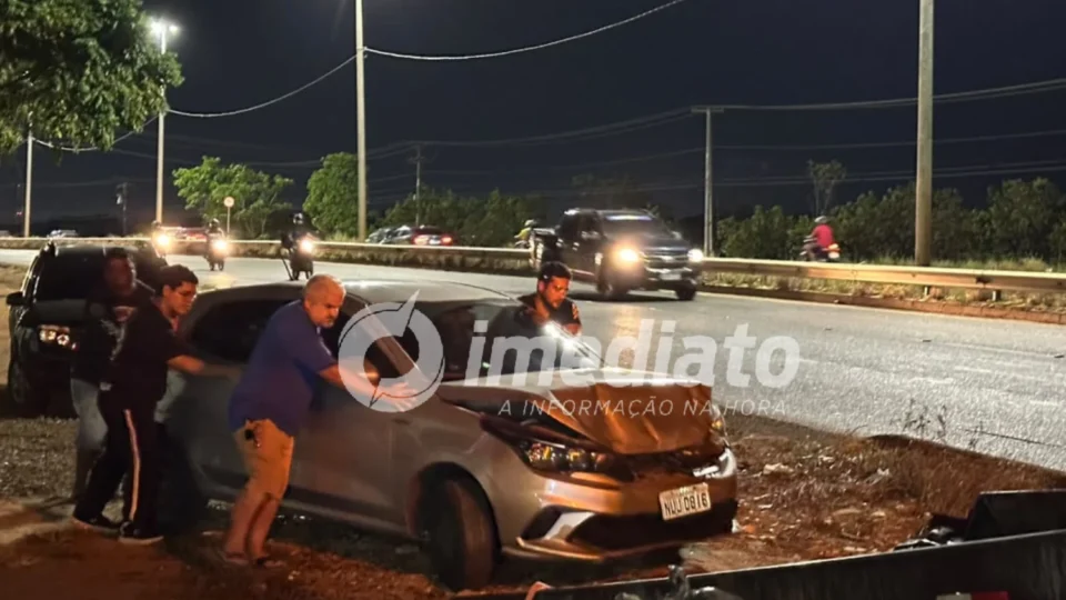 SUSTO NO TRÂNSITO: colisão no cruzamento da Avenida Brasil deixa veículos danificados