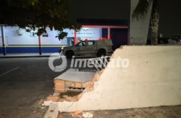 VEJA IMAGENS: Motorista embriagado destrói muro e invade delegacia durante fuga de confusão