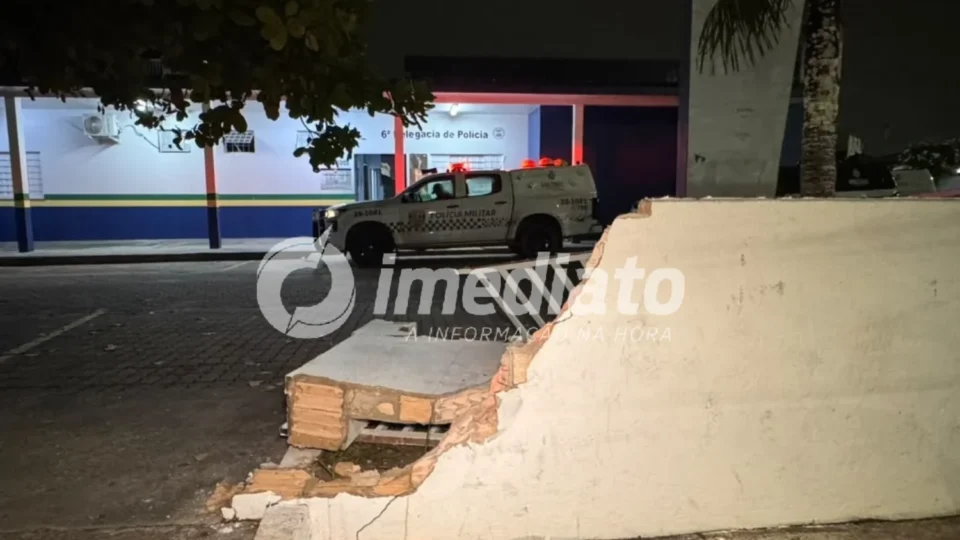VEJA IMAGENS: Motorista embriagado destrói muro e invade delegacia durante fuga de confusão