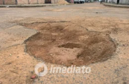 PERIGO NO CAMINHO: Buracos nas ruas provocam acidentes e revolta de moradores