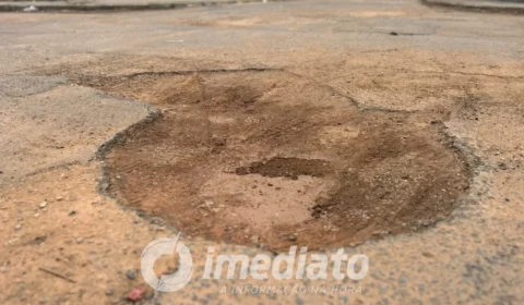 PERIGO NO CAMINHO: Buracos nas ruas provocam acidentes e revolta de moradores