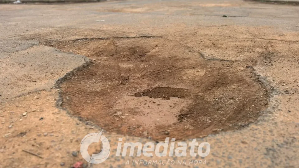 PERIGO NO CAMINHO: Buracos nas ruas provocam acidentes e revolta de moradores