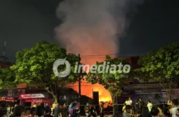 VEJA IMAGENS: Incêndio de grandes proporções atinge sucataria e mobiliza bombeiros na Avenida Itaúba