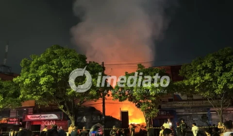 VEJA IMAGENS: Incêndio de grandes proporções atinge sucataria e mobiliza bombeiros na Avenida Itaúba