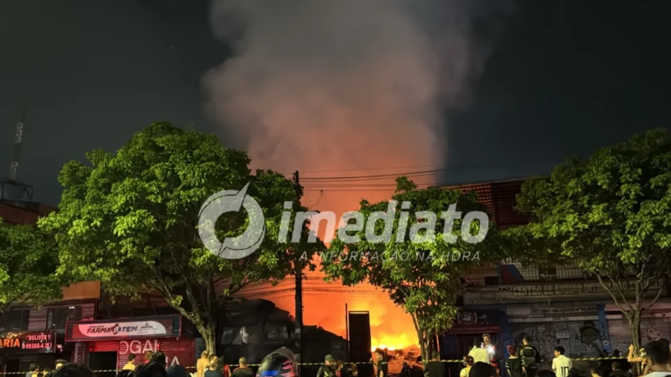 VEJA IMAGENS: Incêndio de grandes proporções atinge sucataria e mobiliza bombeiros na Avenida Itaúba