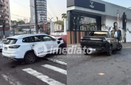 BATIDA VIOLENTA: colisão entre carros deixa quatro feridos e lança veículo contra muro