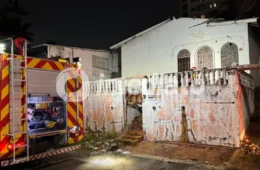 DESTRUIÇÃO: Incêndio toma conta de casa abandonada e deixa vizinhança em pânico