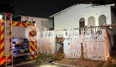 DESTRUIÇÃO: Incêndio toma conta de casa abandonada e deixa vizinhança em pânico