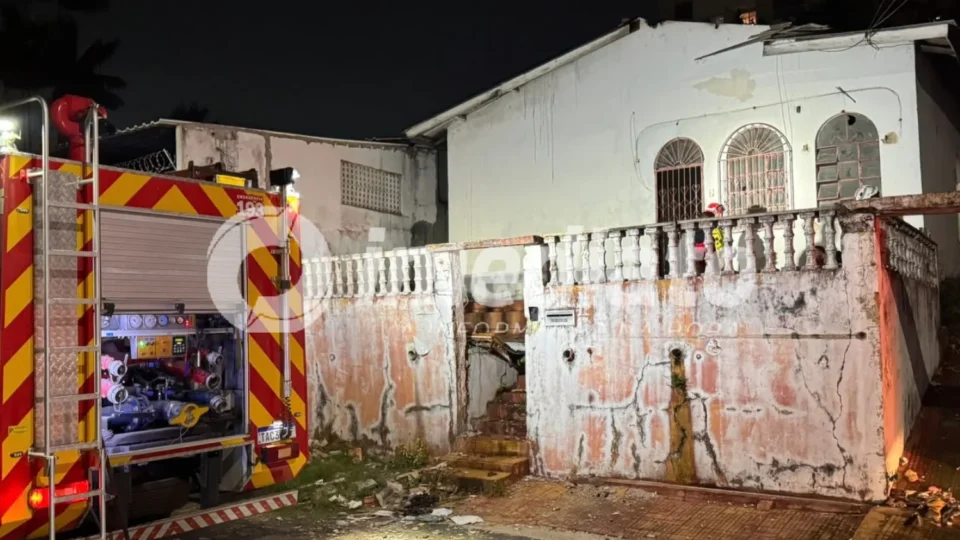 DESTRUIÇÃO: Incêndio toma conta de casa abandonada e deixa vizinhança em pânico