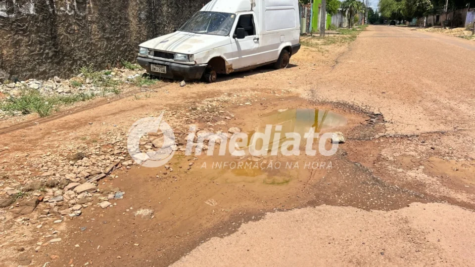 “Há 25 anos no abandono”: buracos, alagamentos e carro abandonado revoltam moradores em Boa Vista