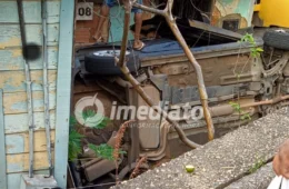 BÊBADO AO VOLANTE?: Motorista com sinais de embriaguez foge após capotar carro e invadir residência